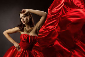 dziewczyna w czerwonej sukni