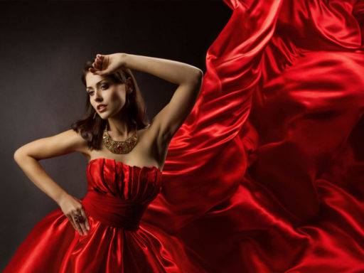 dziewczyna w czerwonej sukni